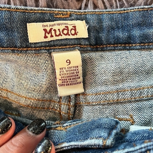 Mudd size 9 jean shorts w/ embroidered pockets.  Good condition.  Waist 31 “ - Picture 2 of 4